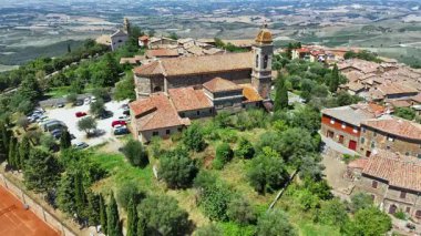 Ortaçağ İtalyan şehri Montalcino 'nun havadan görünüşü. Toskana 'da. İtalya. 4k biçiminde yüksek kaliteli görüntüler
