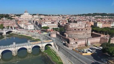 Roma 'nın havadan görünüşü Tiber Nehri' nin antik mimari şehrinde dolaştığını gösteriyor. Şehrin yukarıdan görünüşü. Roma 'nın güzel yerlerinde seyahat etmek. 4k biçiminde yüksek kaliteli görüntüler
