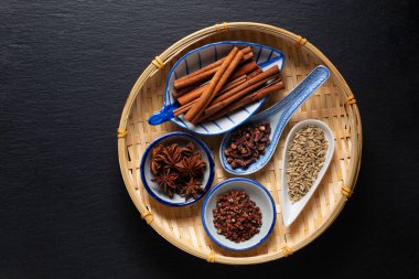 Gıda konsepti kökenli Çin Baharat Yıldızı Anason, Fennel Tohumları, Szechuan Peppercorn, Tam Karanfil ve Tarçın Yapıştırıcısı