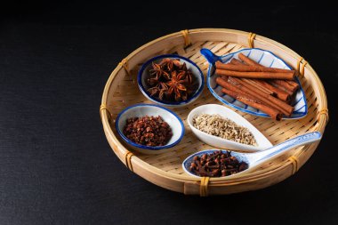 Gıda konsepti kökenli Çin Baharat Yıldızı Anason, Fennel Tohumları, Szechuan Peppercorn, Tam Karanfil ve Tarçın Yapıştırıcısı