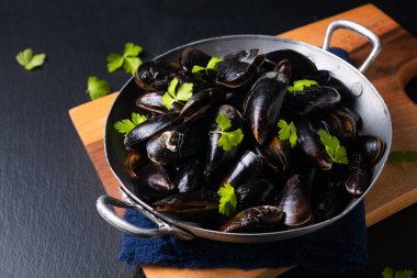 Gıda konsepti Siyah arkaplanda fotokopi alanı olan taze midyeler