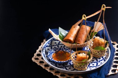 Vietnam yemeği kavramı kızarmış pirinç kağıt rulo siyah zemin üzerinde fotokopi alanı ile