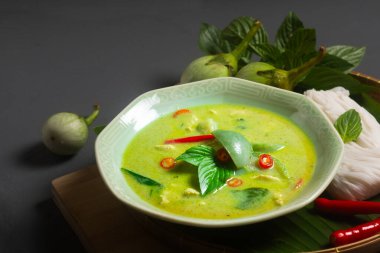 Asya Gıda Konsepti Otantik Tayland Tavuğu Yeşil Köri ve Tahta üzerinde yeşil patlıcan 