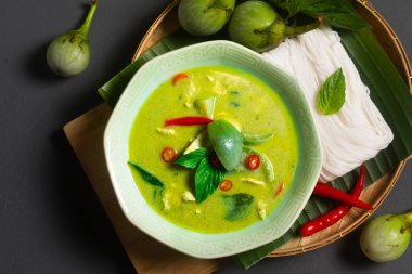 Asya Gıda Konsepti Otantik Tayland Tavuğu Yeşil Köri ve Tahta üzerinde yeşil patlıcan 