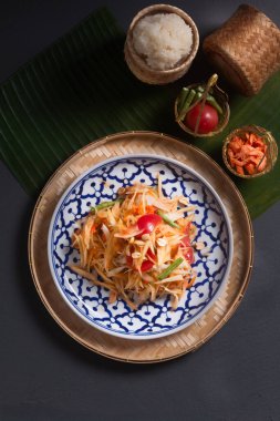 Gıda konsepti Tayland otantik Som Tum Thai yeşil papaya salatası siyah arka planda fotokopi alanı ile