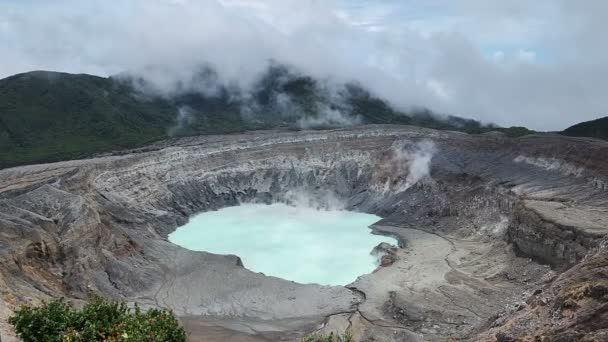 コスタリカ アラフエラのポアス火山の主な活動的な火口の空中ビュー — ストック動画