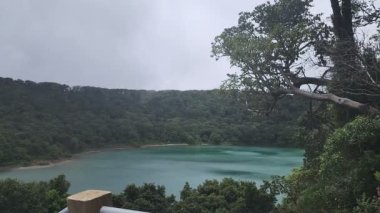 Botos Gölü, Poas Volkanı Ulusal Parkı, Kosta Rika 'da aktif olmayan kraterde.