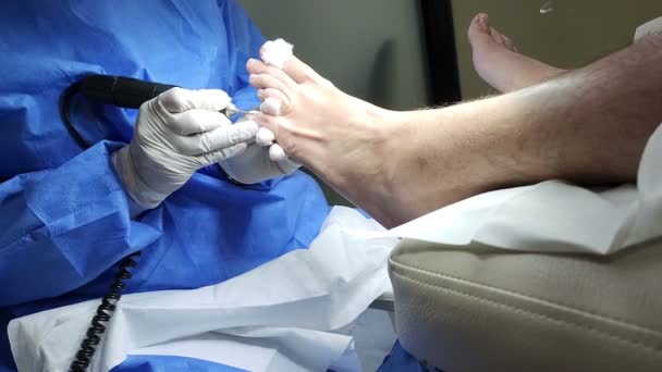 Профессиональный Педикюр Подолог Проводит Процедуру Очистки Пальцев Ног Клиента Закрывай — стоковое видео