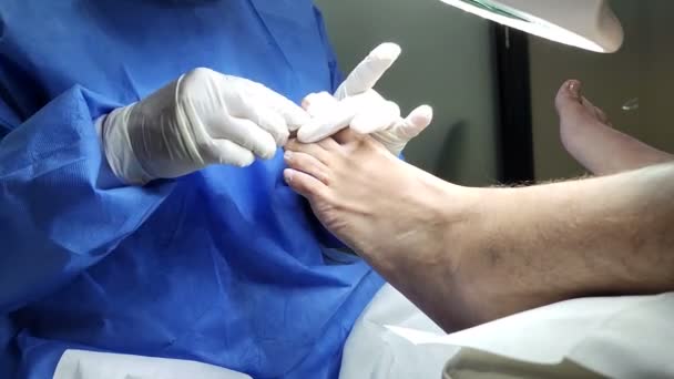Профессиональный Специалист Педикюру Процедуры Использованием Ножницы Инструмент Глобусы Пациент Посещает — стоковое видео
