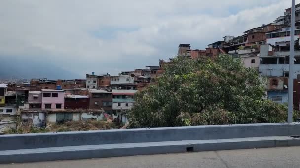 Caracas Venezuela 2023年2月24日 カラカスの貧しい地域の風景 カラカス周辺の丘をカバーしており ベネズエラでは2023年2月24日に毎回危険です — ストック動画