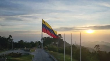 Venezuela Bulutlu Gökyüzüne Karşı Bayrak Dalgalanıyor