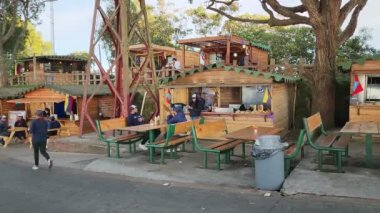 Caracas, Venezuela, 12 Nisan 2023: Caracas, Venezuela 'daki Avila Dağı' nın tepesindeki Humboldt Oteli 'ne yürüme yolundaki zanaatkar gıda dükkanları.