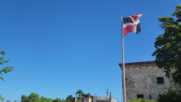 Bandera República Dominicana Ondeando Viento Contra Cielo Azul Bandera Dominicana — Vídeo de stock
