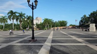 SANTO DOMINGO, DOMINICAN REPUBLIC - 6 Ağustos: sokak yaşamı ve Calle el Conde ve Santo Domingo Koloni Bölgesi manzarası. 6 Ağustos 2023 'te Santo Domingo, Dominik Cumhuriyeti' nde çekildi..