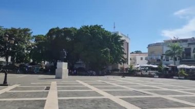 SANTO DOMINGO, DOMINICAN REPUBLIC - 6 Ağustos: sokak yaşamı ve Calle el Conde ve Santo Domingo Koloni Bölgesi manzarası. 6 Ağustos 2023 'te Santo Domingo, Dominik Cumhuriyeti' nde çekildi..