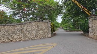 La ROMANA, DOMINICAN REUBLIC - 13 Temmuz 2024 'te La Romana, Dominik Cumhuriyeti' ndeki Altos de Chavon 'da imzala. Şehrin en popüler yeridir ve bir kültür merkezine ev sahipliği yapar..