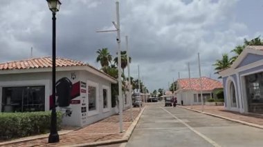 LA ROMANA, DOMINICAN Cumhuriyet, 13 Temmuz 2024: Casa de Campo Marina 'nın POV' u. Yat parkı için büyük bir liman. 2000 yılında tamamlandı, Casa de Campo 'nun modern, 400 kişilik bir marinası var..