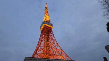 Tokyo, Japonya - 2 Şubat 2025: Tokyo Kulesi 'nin POV' u Ziyaretçi Bölgesi 'nde gün batımında.