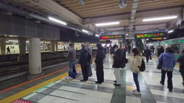 TOKYO, JAPONYAN - 4 Şubat 2025: Tokyo, Japonya 'da insanlar metroya biniyor. Japon tren istasyonları düzenlilikleriyle ünlüdür..