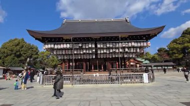 KYOTO, JAPONYA, 6 Şubat 2025: Yasaka Jinja tapınağı Kyoto, Japonya. Yasakajinja ya da Gion Tapınağı Gion, Kyoto, Japonya 'da bir Shinto tapınağıdır..