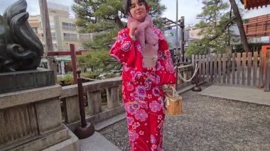 Kimonolu güzel bir kız. Kimono, Japonya 'da giyilen geleneksel bir elbise. Kimono giymiş Amerikalı bir kız.. 
