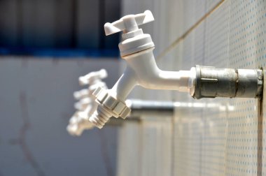 temizlenme için kaplanmış plastik beyaz su muslukları