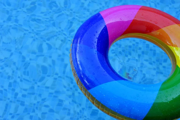 Yüzme Havuzunda Yüzen Renkli Plastik Şamandıralar — Stok fotoğraf