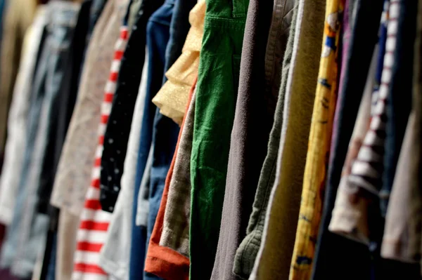 Použité Oblečení Displej Trhu — Stock fotografie