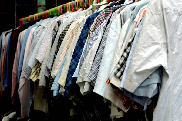 Esposizione Abbigliamento Usato Sul Mercato — Foto Stock