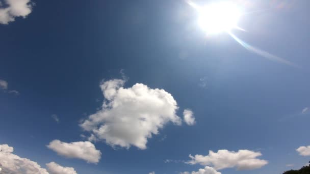 Wisps Nuvens Brancas Céu Azul Quando Sol Está Brilhando — Vídeo de Stock