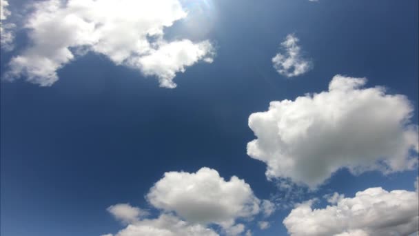 当太阳照耀时 蓝天上的一缕白云 — 图库视频影像