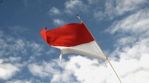 Vermelho Branco Bandeira Indonésia Agitou Contra Céu Azul Nuvens Brancas — Vídeo de Stock