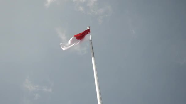 Vermelho Branco Bandeira Indonésia Agitou Contra Céu Azul Nuvens Brancas — Vídeo de Stock