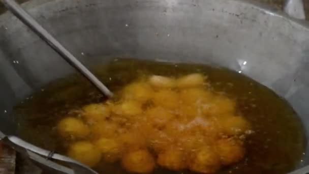 Menggoreng Biji Wijen Atau Onde Onde Makanan Jalanan Tradisional Indonesia — Stok Video