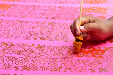Endonezya batik kumaşının boyama süreci