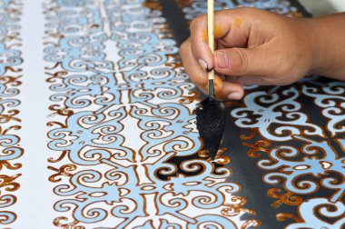 Endonezya batik kumaşının boyama süreci