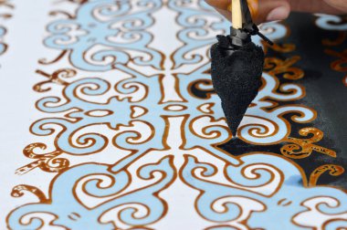 Endonezya batik kumaşının boyama süreci