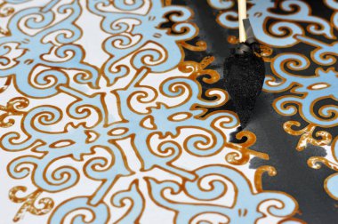Endonezya batik kumaşının boyama süreci