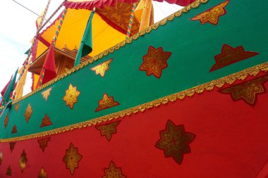 Iraklı Tengkayu festivali sırasında Tarakan Amal Sahili 'ndeki Ratu Intan Sahili bölgesinde denize açılacak olan adakların bulunduğu teknenin tasarım detayları.