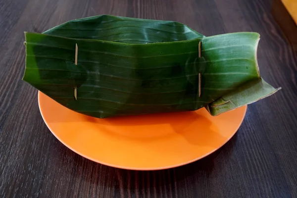 Riso Giallo Avvolto Foglie Banana Una Cucina Tradizionale Indonesiana — Foto Stock