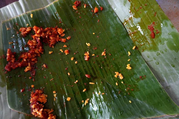 Žlutá Rýže Zabalená Banánových Listech Indonéská Tradiční Kuchyně — Stock fotografie