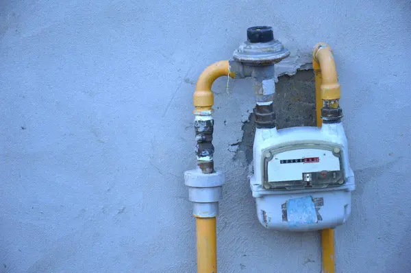 Aardgasmeter Met Gele Pijp Aan Muur Bevestigd — Stockfoto