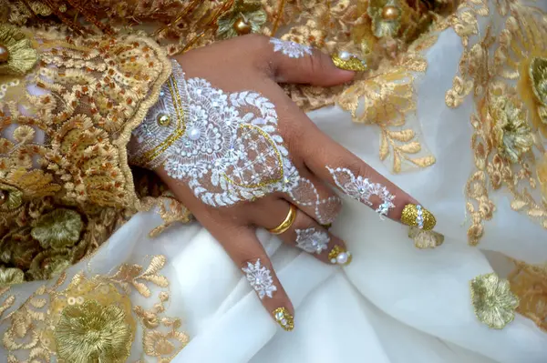 White Henna Hands Indonesian Wedding Bride — Stock Photo, Image