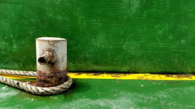 Seaport üzerinde paslı demirleme baba gemi ile ipleri