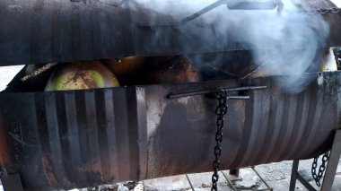 Sonra özel baharatlarla karıştırılan hindistan cevizi yakma işlemi tipik bir Hindistan cevizinden yapılmış Endonezya içeceği olarak servis edilir.