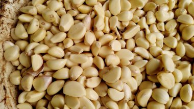 Beyaz sarımsak kazık doku. Pazar tablo closeup fotoğraf üstünde taze sarımsak. Vitamini sağlıklı gıda baharat görüntü. Baharatlı yemek madde resim. Beyaz sarımsak başları yığını.