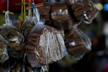 Plastik paketlemedeki çeşitli hastalıkların tedavisi için özellikleri olan tipik Kalimantan bajakah ağacı parçaları geleneksel pazarlarda satılmaktadır.