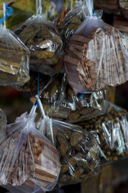 Plastik paketlemedeki çeşitli hastalıkların tedavisi için özellikleri olan tipik Kalimantan bajakah ağacı parçaları geleneksel pazarlarda satılmaktadır.