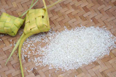 Ketupat, hindistan cevizi yapraklarından yapılmış pirinç buğulama kabı.