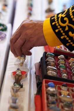 çeşitli agate halkaları gösterimde